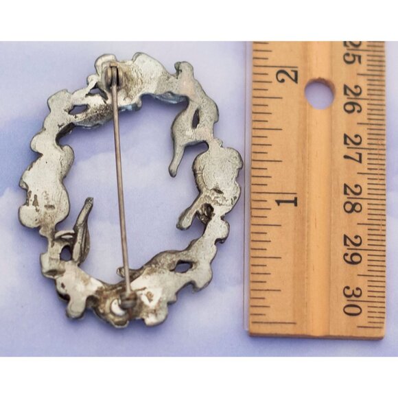 Vintage Intricate Silver Tone Berries Wreath Brooch - S27 - Picture 2 of 2